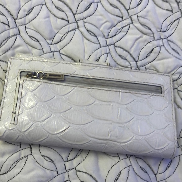 SALE !!! GUESS WHITE WALLET 🔥🔥🔥 - Picture 2 of 5